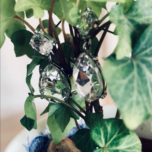 Elegant crystal dangle stud earrings - Picture 2 of 4